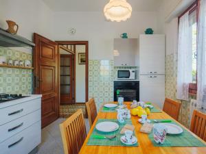 una cucina con tavolo in legno e stoviglie di Holiday Home Mauro by Interhome a Tonfano