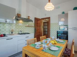 Dapur atau dapur kecil di Holiday Home Mauro by Interhome