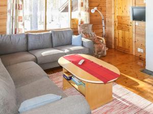 ein Wohnzimmer mit Sofa und Tisch in der Unterkunft Holiday Home Mäntyniemi by Interhome in Konnevesi