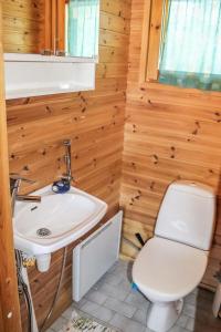 ein Badezimmer mit Toilette und Waschbecken in der Unterkunft Holiday Home Mäntyniemi by Interhome in Konnevesi