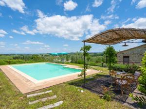 una piscina all'aperto con tavolo e ombrellone di Villa Alba by Interhome a Mattone