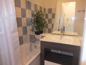 Et badeværelse på Studio Soyouz Vanguard-47 by Interhome