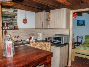 Kuchyň nebo kuchyňský kout v ubytování Holiday Home Rustico Fey by Interhome