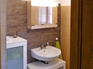 Vannituba majutusasutuses Holiday Home Rustico Fey by Interhome