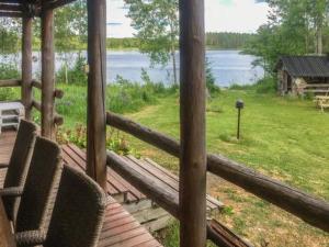 PetäjävesiにあるHoliday Home Riihiranta by Interhomeの湖の景色を望むポーチ(椅子付)