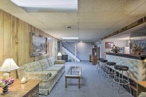 Sala de estar con sofá, mesa y taburetes en Cozy White Pine Home - 10 Mi to Porcupine Mtn 