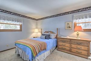 En eller flere senge i et værelse på Cozy White Pine Home - 10 Mi to Porcupine Mtn