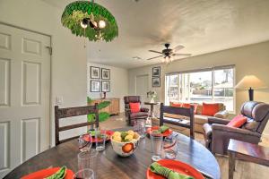 una sala de estar con una mesa con un bol de fruta. en Pet-Friendly Phoenix Home with Breezeway and Fire Pit! en Phoenix
