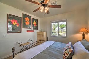Una cama o camas en una habitación de Pet-Friendly Phoenix Home with Breezeway and Fire Pit!