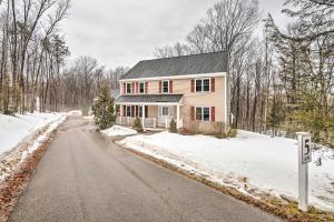 北康威North Conway Home about 2 Mi to Cranmore Mountain!的雪中道路边的房子