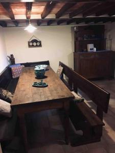 - une table et des chaises en bois avec un bol dans l'établissement I Poderi - Lovely Country House in Maremma, à Caldana