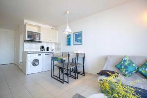 Η κουζίνα ή μικρή κουζίνα στο Superb 45m With Balcony And Magnificent Sea View