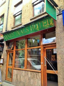 Seven Dials Hotel في لندن: علامة لفندق Alyn dales على مبنى