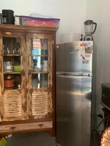 uma cozinha com um frigorífico e um armário de madeira em Kitnet Centro RJ no Rio de Janeiro