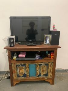 una televisione sopra un tavolo di legno di Kitnet Centro RJ a Rio de Janeiro