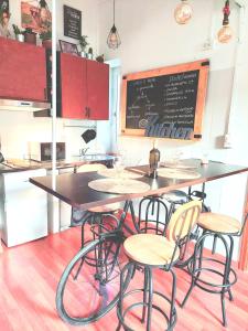 a kitchen with a table with chairs and a chalkboard at Trastevere In Bike - Con Wi-Fi e AC in Rome
