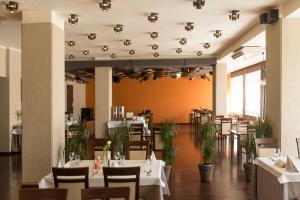 Reštaurácia alebo iné gastronomické zariadenie v ubytovaní Hotel Gorzów