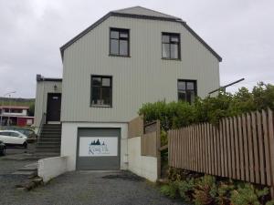 una casa bianca con garage e recinzione di Kósý Vík a Vík