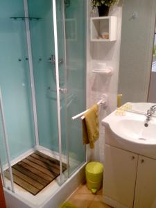 La salle de bains est pourvue d'une douche, d'un lavabo et de toilettes. dans l'établissement Cabanon du Pêcheur, Parc National des Calanques, à Marseille