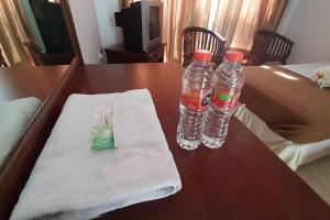 two bottles of water sitting on a table at Hotel Akbar Banyumas RedPartner in Banyumas