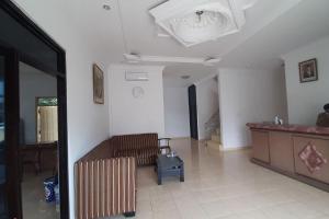 ein Wohnzimmer mit einem Sofa und einem Tisch in der Unterkunft Hotel Akbar Syariah Banyumas RedPartner in Banyumas
