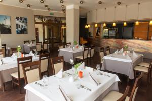 Reštaurácia alebo iné gastronomické zariadenie v ubytovaní Hotel Gorzów