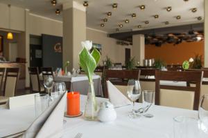 Reštaurácia alebo iné gastronomické zariadenie v ubytovaní Hotel Gorzów