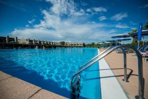 Bazén v ubytování Cosmopolitan Golf & Beach Resort nebo v jeho okolí