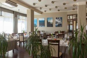 Reštaurácia alebo iné gastronomické zariadenie v ubytovaní Hotel Gorzów