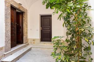 un ingresso a una casa con porta nera di Sicilianinsta Rooms a Catania