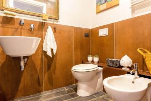 un bagno con un water e un lavandino di Sicilianinsta Rooms a Catania