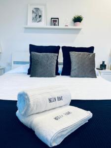 Łóżko lub łóżka w pokoju w obiekcie Bella Home