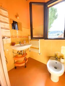 A bathroom at Scopello Home Még 15 kép