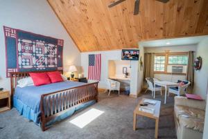 Slaty Fork的住宿－Morning Glory Inn，一间卧室设有一张床和一间客厅。