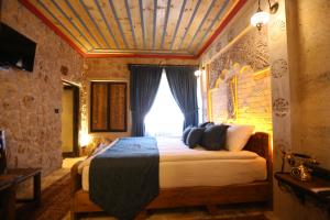 1 dormitorio con 1 cama grande en una habitación en Akritis suit Cappadocia en Çadır