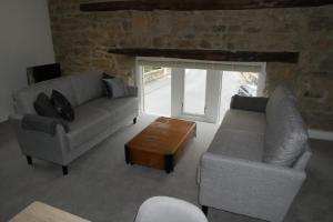 ein Wohnzimmer mit 2 Sofas und einem Couchtisch in der Unterkunft Apartment 4 Tomlinsons Apartments in Rothbury