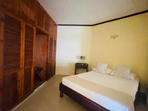 Tempat tidur dalam kamar di Sun Properties and Resort Hotel