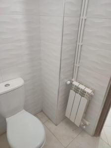 uma casa de banho branca com um WC e um chuveiro em The good stay 1midelt em Midelt