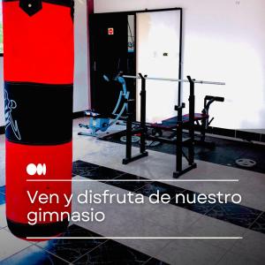 una palestra con macchinari per il cardio-fitness e un cartello che dice molto diffriric de n di Hotel Oro Blanco ad Atacames