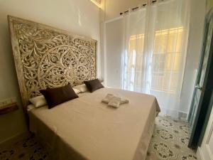 Łóżko lub łóżka w pokoju w obiekcie Apartamentos El Mar Azul 5 El Bajondillo Torremolinos