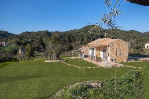 阿里拉斯Corfu Farmer的一座石头房子,设有大院子