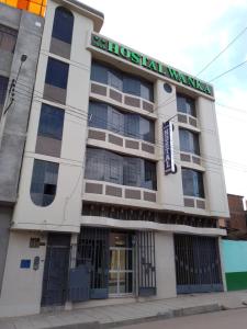 un edificio de hospital con una señal en él en Tour Hostal Wanka, en Huancayo