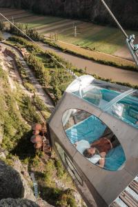 uma pessoa está a dormir numa banheira de hidromassagem em Starlodge Adventure Suites em Urubamba