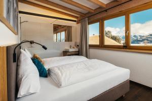 A bed or beds in a room at Serfaus Alpensuites