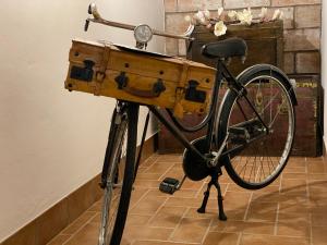 uma bicicleta com uma mala na parte de trás em B&B STAZIONE DON CAMILLO em Brescello