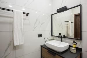 Koupelna v ubytování Luxury Cottage in Tsaghkadzor by Downtown Inn + 37 fotografií