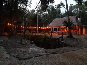 budynek z oświetleniem przed nim w obiekcie Chéel lodge & Camping w mieście Puerto Morelos