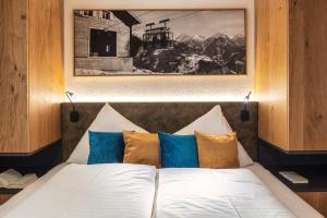 A bed or beds in a room at Serfaus Alpensuites