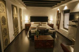 sypialnia z łóżkiem, kanapą i stołem w obiekcie HC6 Boutique Marbella - Adults Only w Marbelli