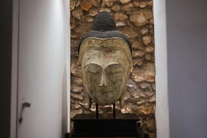 a statue of a head in front of a wall at HC6 Boutique Marbella - Adults Only in Marbella
